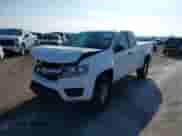 2020 Chevrolet Colorado 2WD Work Truck z VIN 1GCHSBEA5L1234630, wystawiony jako IAAI lot #43251573 z przebiegiem 105 378 mil mil oraz . Historia ofert i sprzedaży dostępna na DreamBid. Obrazek 2.