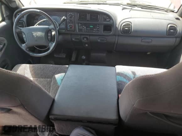 2001 Dodge 1500 z VIN 3B7HF13YX1G179069, wystawiony jako Copart lot #70559625 z przebiegiem 64 211 mil mil oraz Czysty tytuł • Clean title. Historia ofert i sprzedaży dostępna na DreamBid. Obrazek 8.