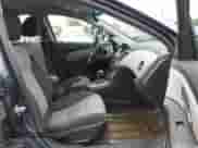 2014 Chevrolet Cruze LS z VIN 1G1PA5SG5E7279519, wystawiony jako IAAI lot #43456106 z przebiegiem 142 862 mil mil oraz . Historia ofert i sprzedaży dostępna na DreamBid. Obrazek 5.