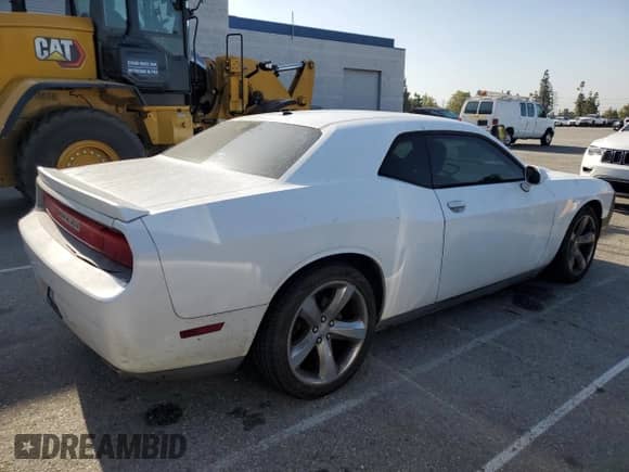 2013 Dodge Challenger SXT z VIN 2C3CDYAG1DH649582, wystawiony jako Copart lot #57182025 z przebiegiem 150 703 mil mil oraz Czysty tytuł • Clean title. Historia ofert i sprzedaży dostępna na DreamBid. Obrazek 3.