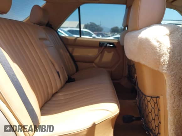 1988 Mercedes-Benz 300 E z VIN WDBEA30DXJA650536, wystawiony jako IAAI lot #42671132 z przebiegiem 263 671 mil mil oraz . Historia ofert i sprzedaży dostępna na DreamBid. Obrazek 8.