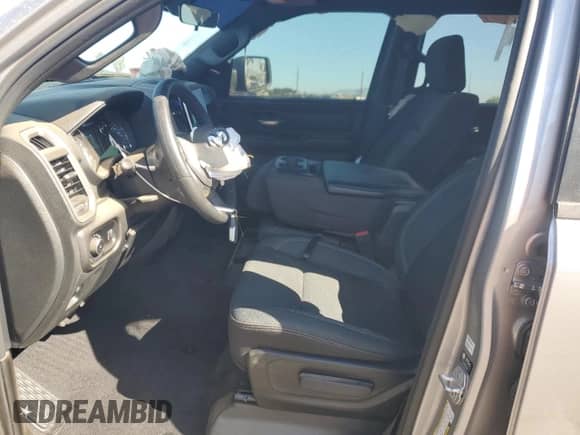 2025 Ram 1500 Tradesman z VIN 1C6RREGG4SN640173, wystawiony jako Copart lot #71719095 z przebiegiem 5 697 mil mil oraz Szkoda całkowita • Salvage title. Historia ofert i sprzedaży dostępna na DreamBid. Obrazek 7.