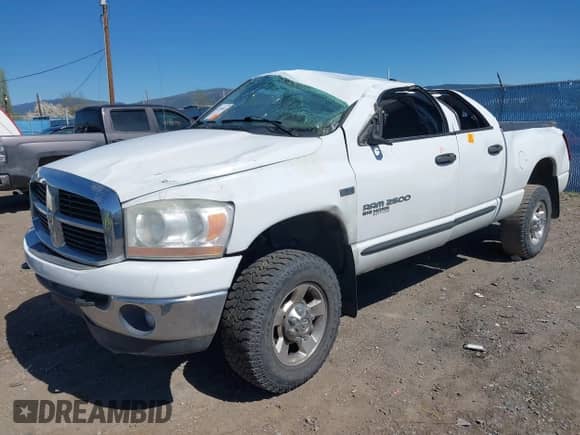 2006 Dodge 2500 SLT z VIN 1D7KS28D66J236196, wystawiony jako IAAI lot #42195049 z przebiegiem 130 759 mil mil oraz . Historia ofert i sprzedaży dostępna na DreamBid. Obrazek 18.