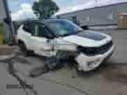 2020 Jeep Compass Trailhawk z VIN 3C4NJDDB6LT184728, wystawiony jako Copart lot #65729635 z przebiegiem Nie podano mil oraz Szkoda całkowita • Salvage title. Historia ofert i sprzedaży dostępna na DreamBid. Obrazek 4.