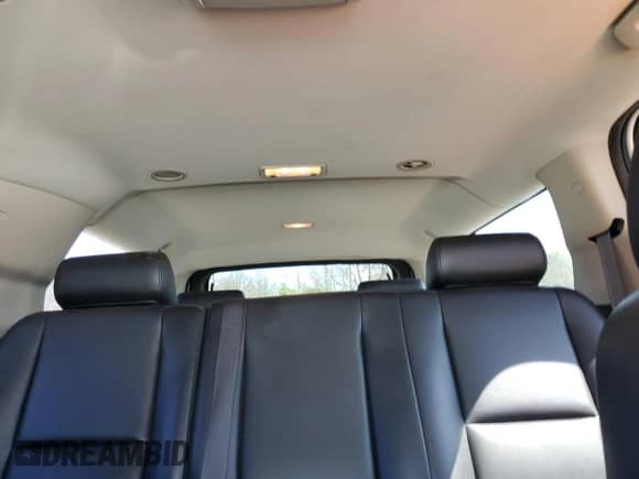 2010 Chevrolet Suburban Commercial z VIN 1GNUKHE34AR172002, wystawiony jako Copart lot #70952054 z przebiegiem 102 324 mil mil oraz Czysty tytuł • Clean title. Historia ofert i sprzedaży dostępna na DreamBid. Obrazek 10.