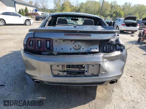 2013 Ford Mustang GT Premium z VIN 1ZVBP8CF4D5268350, wystawiony jako Copart lot #83868615 z przebiegiem 108 706 mil mil oraz Szkoda całkowita • Salvage title. Historia ofert i sprzedaży dostępna na DreamBid. Obrazek 6.