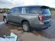 2021 Chevrolet Suburban LS z VIN 1GNSKBKD5MR448306, wystawiony jako IAAI lot #43157418 z przebiegiem 68 452 mil mil oraz . Historia ofert i sprzedaży dostępna na DreamBid. Obrazek 3.