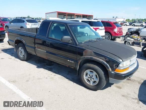 2002 Chevrolet S-10 LS with VIN 1GCDT19W128200802, listed as a IAAI auction lot 42368525 with Not provided miles and . Bid and sale history available at DreamBid. Image 1.