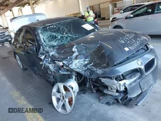 2013 BMW 3 Series 320i xDrive z VIN WBA3C3C5XDF981998, wystawiony jako IAAI lot #42587384 z przebiegiem Nie podano mil oraz . Historia ofert i sprzedaży dostępna na DreamBid. Obrazek 1.