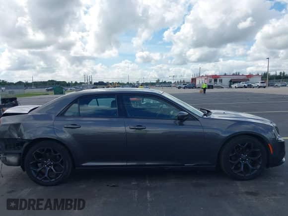 2019 Chrysler 300 S с VIN 2C3CCABG0KH559717, выставлен на аукционе IAAI как лот 43380218 с пробегом 248 325 миль миль и . История ставок и продаж доступна на DreamBid. Изображение 14.