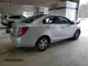 2013 Chevrolet Sonic LT z VIN 1G1JC5SH8D4172960, wystawiony jako Copart lot #85847005 z przebiegiem Nie podano mil oraz Szkoda całkowita • Salvage title. Historia ofert i sprzedaży dostępna na DreamBid. Obrazek 3.