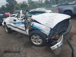 2000 Chevrolet Silverado 1500 LS z VIN 1GCEC19V6YZ157105, wystawiony jako IAAI lot #42547721 z przebiegiem Nie podano mil oraz . Historia ofert i sprzedaży dostępna na DreamBid. Obrazek 1.