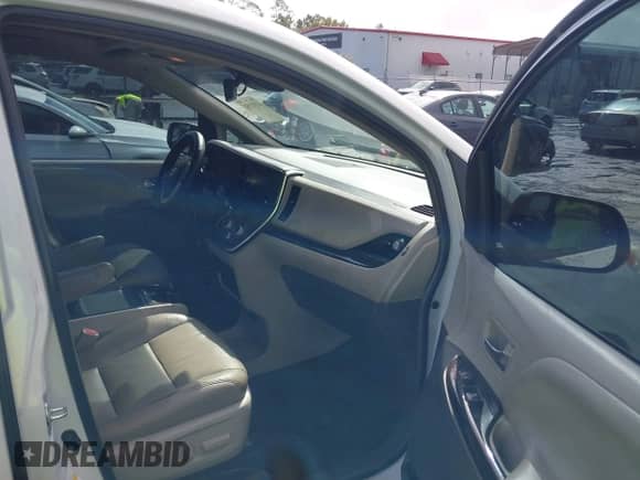 2018 Toyota Sienna Limited Premium z VIN 5TDDZ3DC1JS190743, wystawiony jako IAAI lot #43392954 z przebiegiem 145 442 mil mil oraz . Historia ofert i sprzedaży dostępna na DreamBid. Obrazek 5.