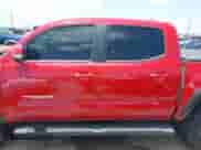2023 Toyota Tacoma SR z VIN 3TMCZ5AN0PM560313, wystawiony jako IAAI lot #42650949 z przebiegiem 27 871 mil mil oraz . Historia ofert i sprzedaży dostępna na DreamBid. Obrazek 14.