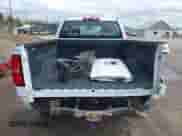 2017 Chevrolet Silverado 1500 Work Truck z VIN 1GCUKNEC0HF103956, wystawiony jako IAAI lot #42091126 z przebiegiem 67 821 mil mil oraz . Historia ofert i sprzedaży dostępna na DreamBid. Obrazek 17.