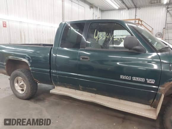1999 Dodge 1500 z VIN 3B7HF13Z0XM516352, wystawiony jako IAAI lot #43344215 z przebiegiem 165 497 mil mil oraz . Historia ofert i sprzedaży dostępna na DreamBid. Obrazek 13.