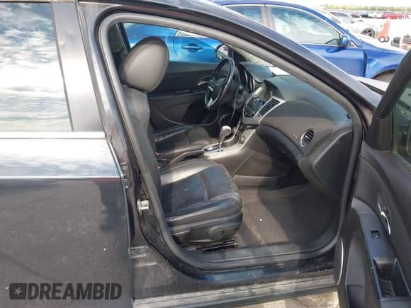 2011 Chevrolet Cruze 2LT z VIN 1G1PG5S98B7126435, wystawiony jako IAAI lot #43402338 z przebiegiem 164 633 mil mil oraz . Historia ofert i sprzedaży dostępna na DreamBid. Obrazek 5.