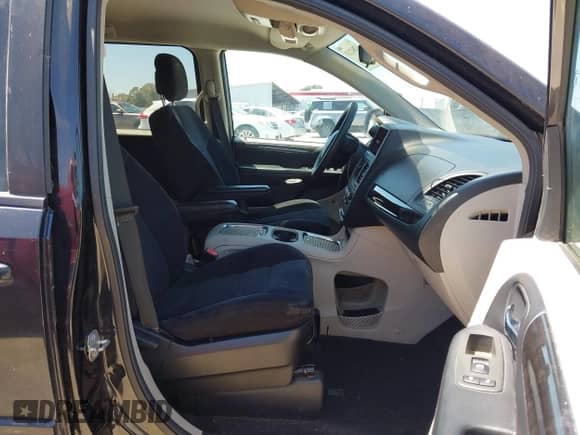 2014 Dodge Grand Caravan SXT 30th Anniversary with VIN 2C4RDGCG7ER392484, listed as a IAAI auction lot 42842133 with 163,973 mi miles and . Bid and sale history available at DreamBid. Image 5.