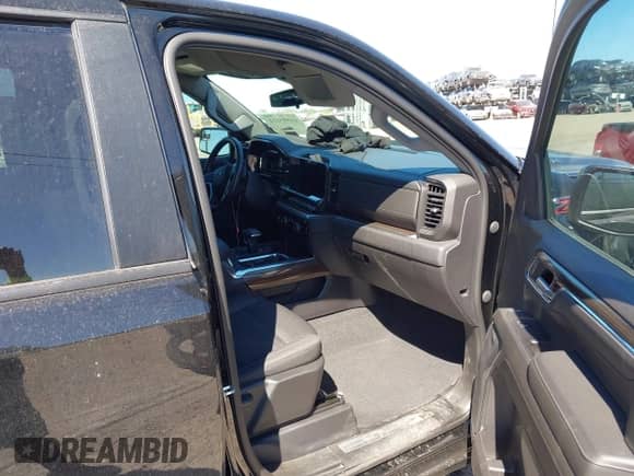 2022 Chevrolet Silverado 1500 RST z VIN 3GCUDEET8NG680920, wystawiony jako IAAI lot #41595611 z przebiegiem 43 457 mil mil oraz . Historia ofert i sprzedaży dostępna na DreamBid. Obrazek 5.