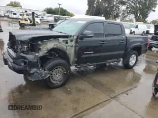 2023 Toyota Tacoma SR z VIN 3TYCZ5AN5PT126196, wystawiony jako Copart lot #82356565 z przebiegiem 32 887 mil mil oraz Szkoda całkowita • Salvage title. Historia ofert i sprzedaży dostępna na DreamBid. Obrazek 1.