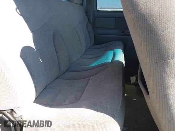 2000 GMC Sierra 1500 SLE z VIN 1GTEK19T8YE177770, wystawiony jako IAAI lot #42987401 z przebiegiem 193 588 mil mil oraz . Historia ofert i sprzedaży dostępna na DreamBid. Obrazek 8.