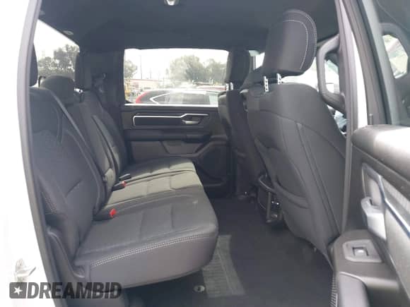 2025 Ram 1500 Big Horn z VIN 1C6RREFG1SN504598, wystawiony jako IAAI lot #42380514 z przebiegiem 7 657 mil mil oraz . Historia ofert i sprzedaży dostępna na DreamBid. Obrazek 8.