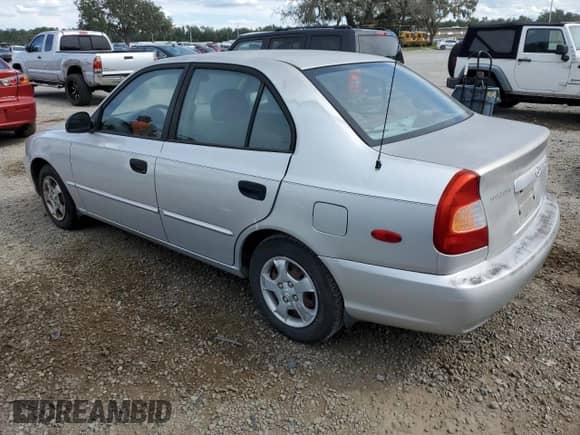 2002 Hyundai Accent GL z VIN KMHCG45C12U398748, wystawiony jako Copart lot #82077055 z przebiegiem 175 456 mil mil oraz Czysty tytuł • Clean title. Historia ofert i sprzedaży dostępna na DreamBid. Obrazek 2.