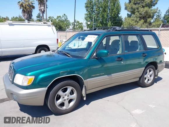 2001 Subaru Forester S with VIN JF1SF65541H751397, listed as a IAAI auction lot 42636758 with 186,256 mi miles and . Bid and sale history available at DreamBid. Image 2.
