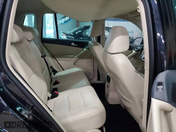 2011 Volkswagen Tiguan S с VIN WVGBV7AX6BW532346, выставлен на аукционе Copart как лот 86663685 с пробегом 121 842 миль миль и Чистый • Clean title. История ставок и продаж доступна на DreamBid. Изображение 11.