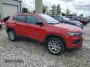 2023 Jeep Compass Latitude Lux z VIN 3C4NJDFN9PT541543, wystawiony jako Copart lot #57970435 z przebiegiem 28 301 mil mil oraz Szkoda całkowita • Salvage title. Historia ofert i sprzedaży dostępna na DreamBid. Obrazek 4.