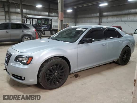 2013 Chrysler 300 S z VIN 2C3CCAGT9DH608454, wystawiony jako Copart lot #88176925 z przebiegiem 135 440 mil mil oraz Szkoda całkowita • Salvage title. Historia ofert i sprzedaży dostępna na DreamBid. Obrazek 1.
