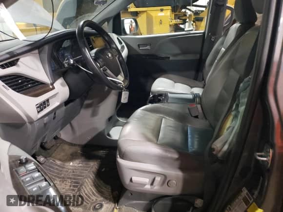 2017 Toyota Sienna XLE z VIN 5TDDZ3DC2HS163447, wystawiony jako Copart lot #84258065 z przebiegiem 96 803 mil mil oraz Szkoda całkowita • Salvage title. Historia ofert i sprzedaży dostępna na DreamBid. Obrazek 7.