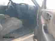 1999 Chevrolet S-10 LS z VIN 1GCCS19XXX8176546, wystawiony jako IAAI lot #41587346 z przebiegiem 182 642 mil mil oraz . Historia ofert i sprzedaży dostępna na DreamBid. Obrazek 5.