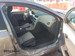 2012 Chevrolet Malibu 1LS z VIN 1G1ZB5E08CF341969, wystawiony jako IAAI lot #43343907 z przebiegiem 168 241 mil mil oraz . Historia ofert i sprzedaży dostępna na DreamBid. Obrazek 5.