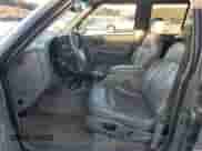 1998 Chevrolet Blazer LT z VIN 1GNDT13W2W2236765, wystawiony jako Copart lot #88902125 z przebiegiem 227 773 mil mil oraz Szkoda całkowita • Salvage title. Historia ofert i sprzedaży dostępna na DreamBid. Obrazek 7.