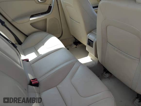 2016 Volvo S60 T5 Drive-E Premier z VIN YV126MFK4G2399463, wystawiony jako IAAI lot #42568556 z przebiegiem 94 972 mil mil oraz . Historia ofert i sprzedaży dostępna na DreamBid. Obrazek 8.