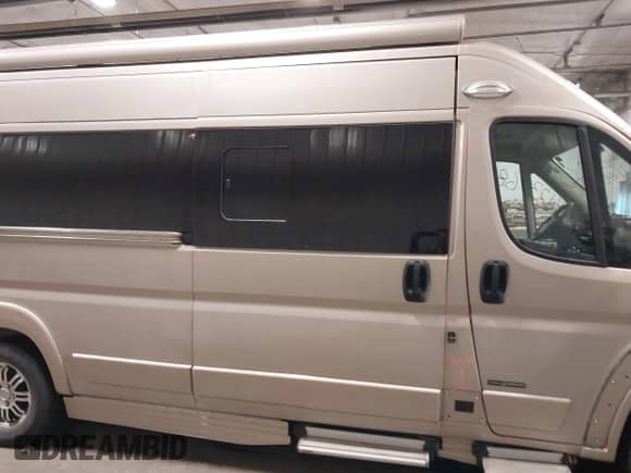 2017 Ram ProMaster Cargo z VIN 3C6URVJG2HE533929, wystawiony jako IAAI lot #41336845 z przebiegiem 17 152 mil mil oraz . Historia ofert i sprzedaży dostępna na DreamBid. Obrazek 13.