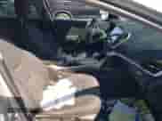 2017 Chevrolet Volt LT z VIN 1G1RC6S59HU212998, wystawiony jako IAAI lot #43341103 z przebiegiem 138 452 mil mil oraz . Historia ofert i sprzedaży dostępna na DreamBid. Obrazek 5.