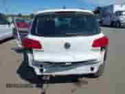 2013 Volkswagen Tiguan S z VIN WVGBV3AX2DW611914, wystawiony jako IAAI lot #43100809 z przebiegiem 89 767 mil mil oraz . Historia ofert i sprzedaży dostępna na DreamBid. Obrazek 6.