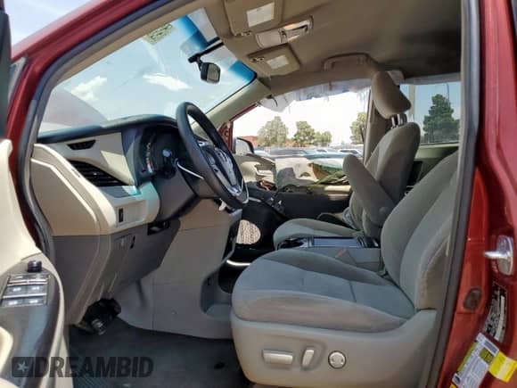 2017 Toyota Sienna LE Auto Access Seat z VIN 5TDKZ3DC4HS853532, wystawiony jako Copart lot #58519405 z przebiegiem 106 463 mil mil oraz Czysty tytuł • Clean title. Historia ofert i sprzedaży dostępna na DreamBid. Obrazek 7.