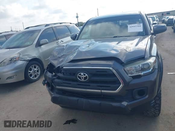 2017 Toyota Tacoma SR5 z VIN 5TFAZ5CN9HX050378, wystawiony jako IAAI lot #42942344 z przebiegiem 158 431 mil mil oraz . Historia ofert i sprzedaży dostępna na DreamBid. Obrazek 6.