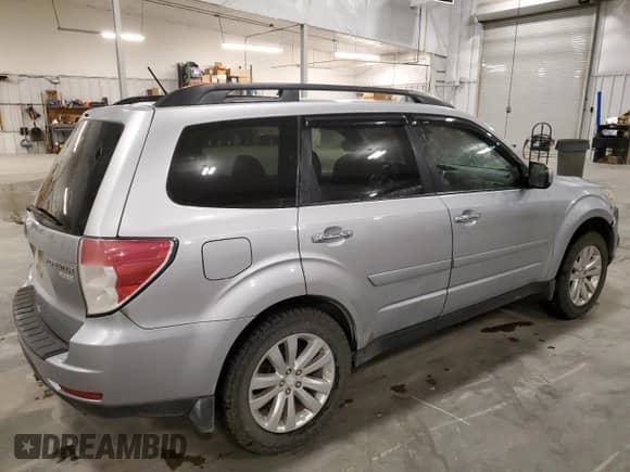 2013 Subaru Forester X Premium z VIN JF2SHACC8DH439548, wystawiony jako Copart lot #82358165 z przebiegiem 180 343 mil mil oraz Szkoda całkowita • Salvage title. Historia ofert i sprzedaży dostępna na DreamBid. Obrazek 3.