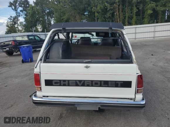 1990 Chevrolet Blazer with VIN 1GNCS18ZXL8120949, listed as a Copart auction lot 81850765 with 129,436 mi miles and Salvage title. Bid and sale history available at DreamBid. Image 6.