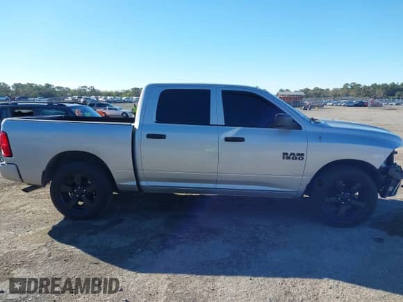 2018 Ram 1500 Express z VIN 1C6RR6KG0JS284186, wystawiony jako IAAI lot #41599709 z przebiegiem 147 981 mil mil oraz . Historia ofert i sprzedaży dostępna na DreamBid. Obrazek 13.