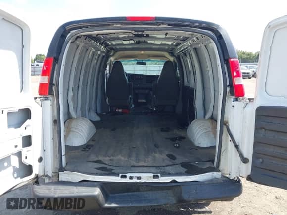 2021 Chevrolet Express Cargo with VIN 1GCWGAFP8M1190582, listed as a IAAI auction lot 42826973 with 125,994 mi miles and . Bid and sale history available at DreamBid. Image 17.