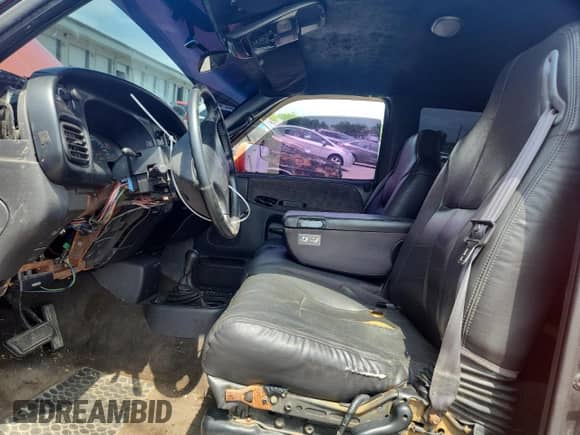 1998 Dodge 1500 z VIN 3B7HF12ZXWG126003, wystawiony jako Copart lot #61620115 z przebiegiem 210 781 mil mil oraz Szkoda całkowita • Salvage title. Historia ofert i sprzedaży dostępna na DreamBid. Obrazek 7.