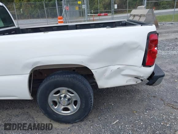 2004 Chevrolet Silverado 1500 LS z VIN 1GCEC14T04Z207142, wystawiony jako IAAI lot #43287067 z przebiegiem 177 529 mil mil oraz . Historia ofert i sprzedaży dostępna na DreamBid. Obrazek 18.