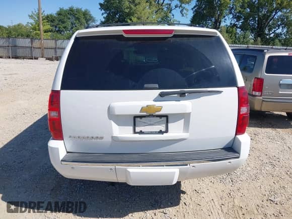 2014 Chevrolet Suburban LTZ z VIN 1GNSKKE70ER143643, wystawiony jako IAAI lot #43075437 z przebiegiem 39 400 mil mil oraz . Historia ofert i sprzedaży dostępna na DreamBid. Obrazek 16.