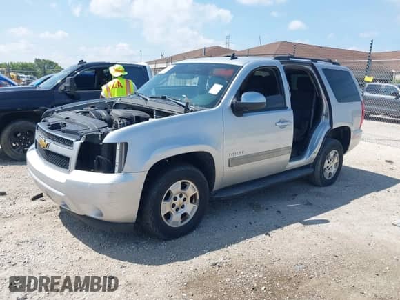 2013 Chevrolet Tahoe LS z VIN 1GNSCAE08DR153829, wystawiony jako IAAI lot #42742266 z przebiegiem 216 821 mil mil oraz . Historia ofert i sprzedaży dostępna na DreamBid. Obrazek 2.