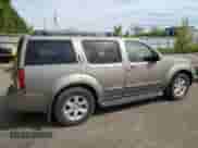 2008 Nissan Pathfinder SE z VIN 5N1AR18B38C605996, wystawiony jako Copart lot #57126655 z przebiegiem 413 908 mil mil oraz Szkoda całkowita • Salvage title. Historia ofert i sprzedaży dostępna na DreamBid. Obrazek 3.